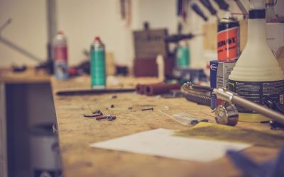 Table de travail en bois avec outils sprays lampe et papier