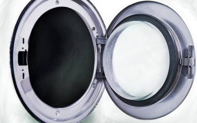 Portes d'une machine à laver ouvertes, tambour noir à gauche, vitre claire à droite