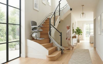 Monte-escalier moderne sur un escalier tournant, maison lumineuse