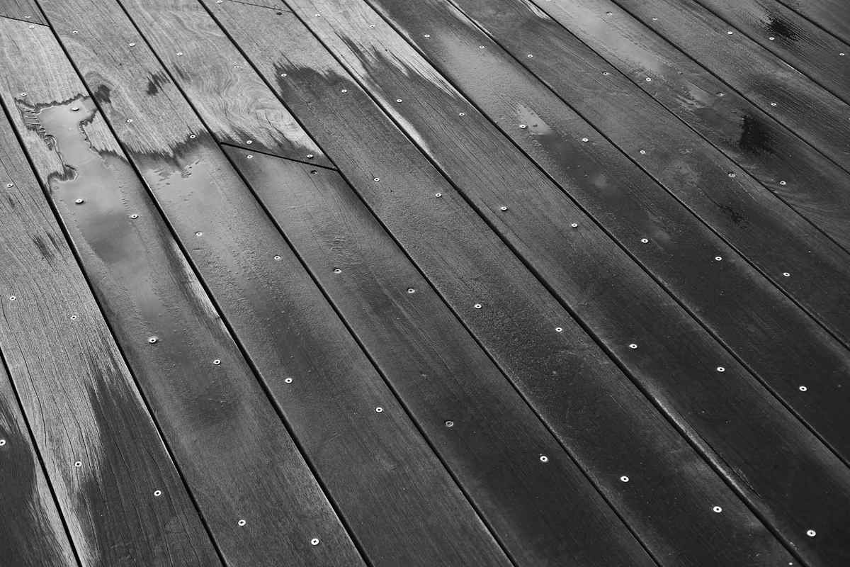 Nettoyage d'une terrasse en bois à la brosse et à l'eau savonneuse Nettoyage d'une terrasse en bois à la brosse et à l'eau savonneuse