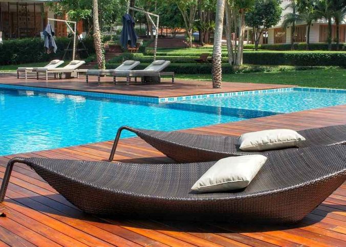 Terrasse bois : mieux qu'une bâche, un saturateur deux fois par an