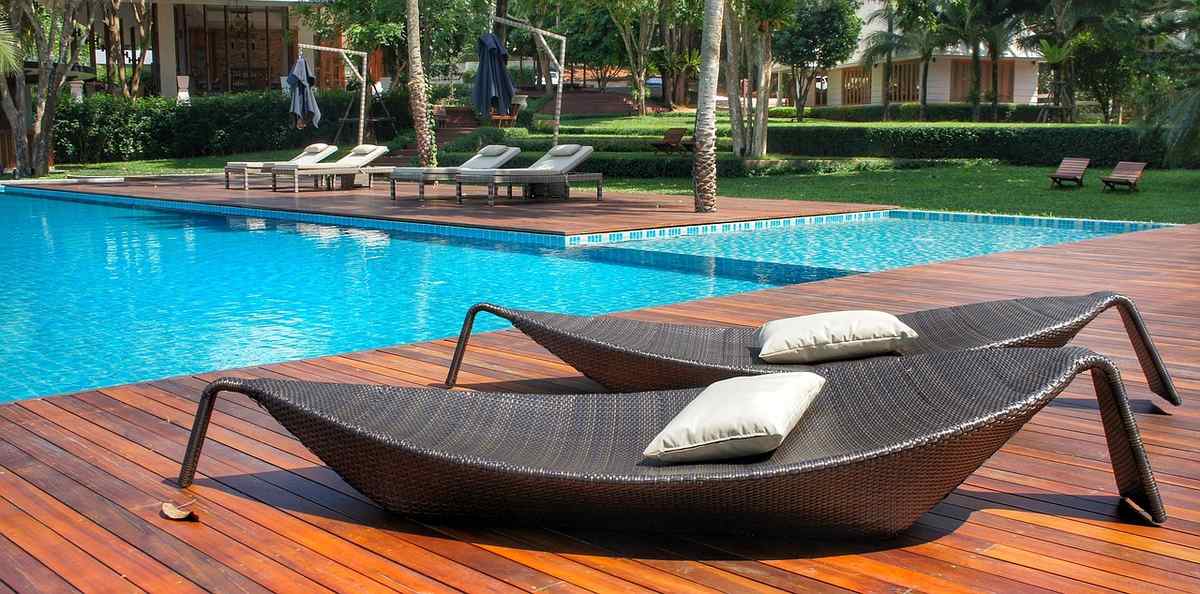 Terrasse bois : mieux qu'une bâche, un saturateur deux fois par an